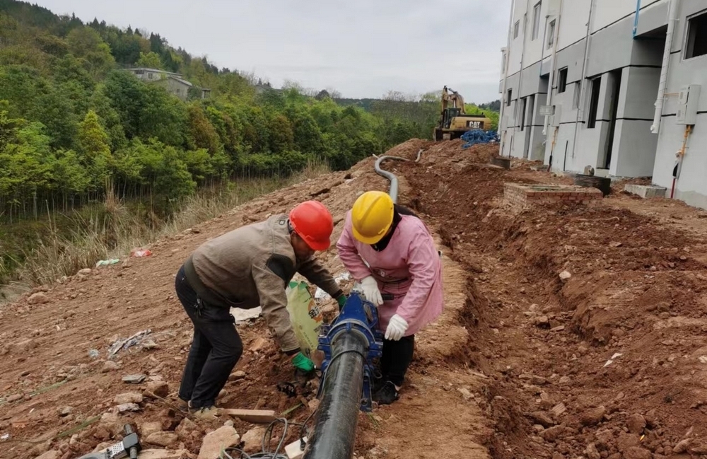 與三臺縣中太鎮金云頁巖磚廠在2023年2月簽訂《自來水管道工程安裝合同》
